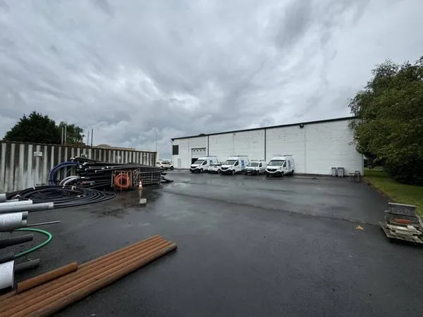 Entrepôt 1300 m²