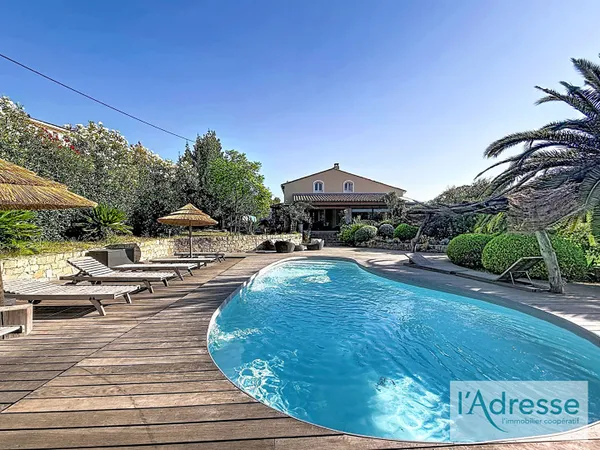 Propriété de caractère - 234 m² + 105 m² de volumes complémentaires dont un T2 indépendant - Piscine