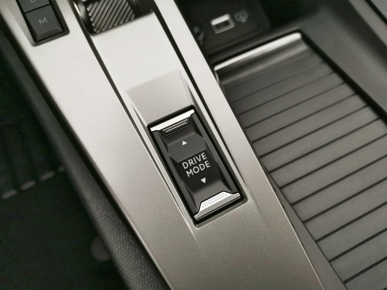 Peugeot 308 sw hybrid 145 e-dcs6 style — photo 21