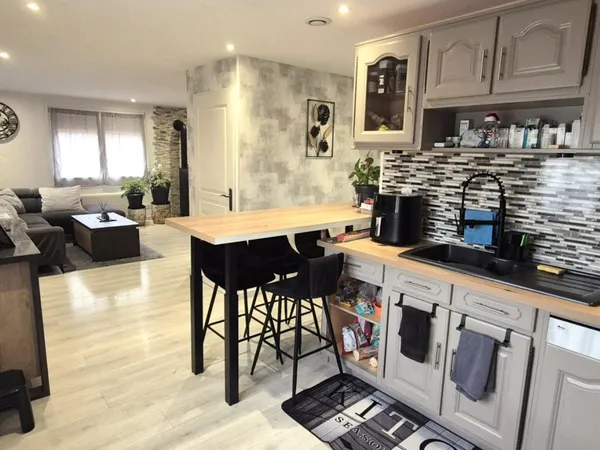 Belle Maison Individuelle ou Pavillon sur Sous-sol de 91 m² Entièrement Rénovée avec Cours, Garage a