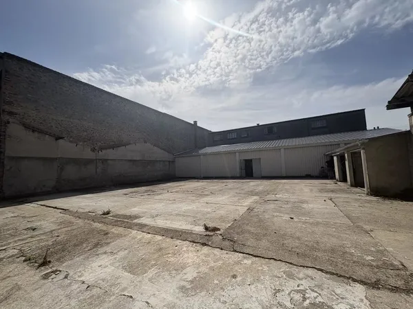 local commercial de 550 m2 avec 500 m2 de cour BOULOGNE SUR MER