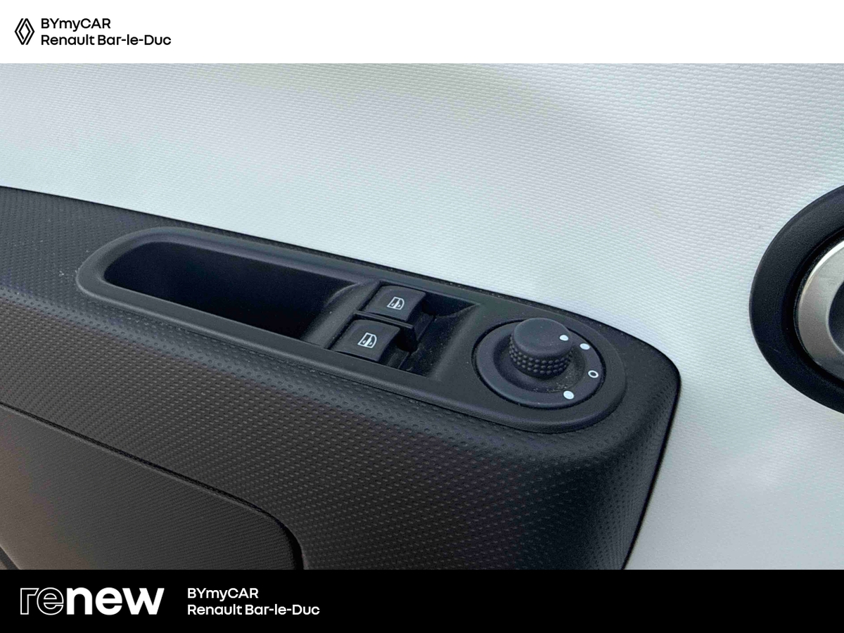 Renault Twingo III E-Tech — photo 18