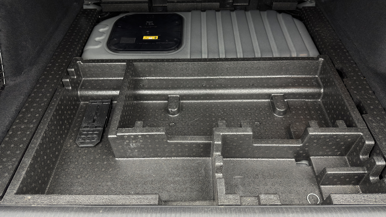 Peugeot 308 SW PHEV 180 e-EAT8 — photo 34
