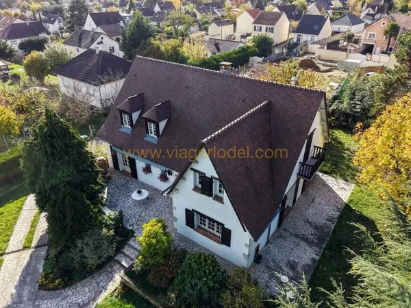 Maison 8 pièces 319 m²