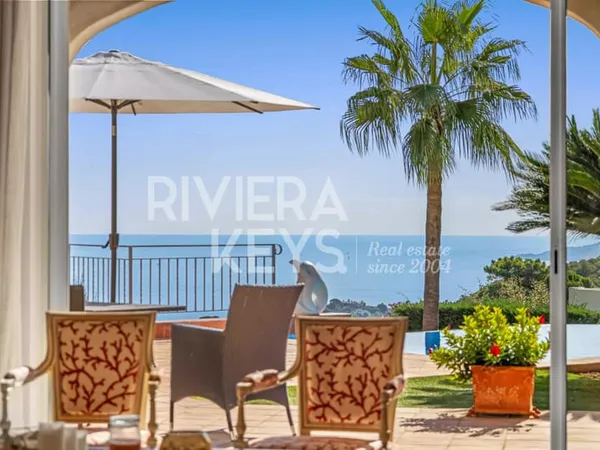 SAINTE-MAXIME : Villa 6 pièces avec piscine et somptueuse échappée entre ciel et Méditerranée
