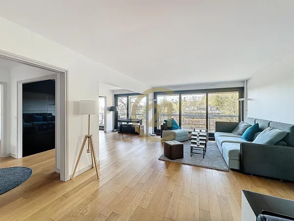 Vends appartement 5 pièces 3 chambres 134m² balcon filant ascenseur cave et double box à Rocquencour