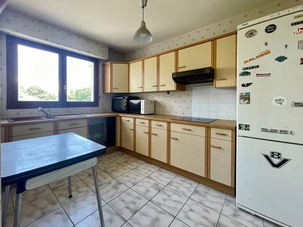 Besançon VIOTTE - ST CLAUDE : APPARTEMENT T4 avec BALCON, CAVE et GARAGE.