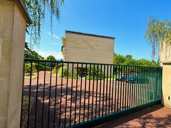 A vendre vaste appartement à Saint Germain En Laye 5 pièce(s) 122.2 m2