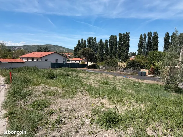 Terrain constructible viabilisé de 709 m² à Orcet - Proche A75