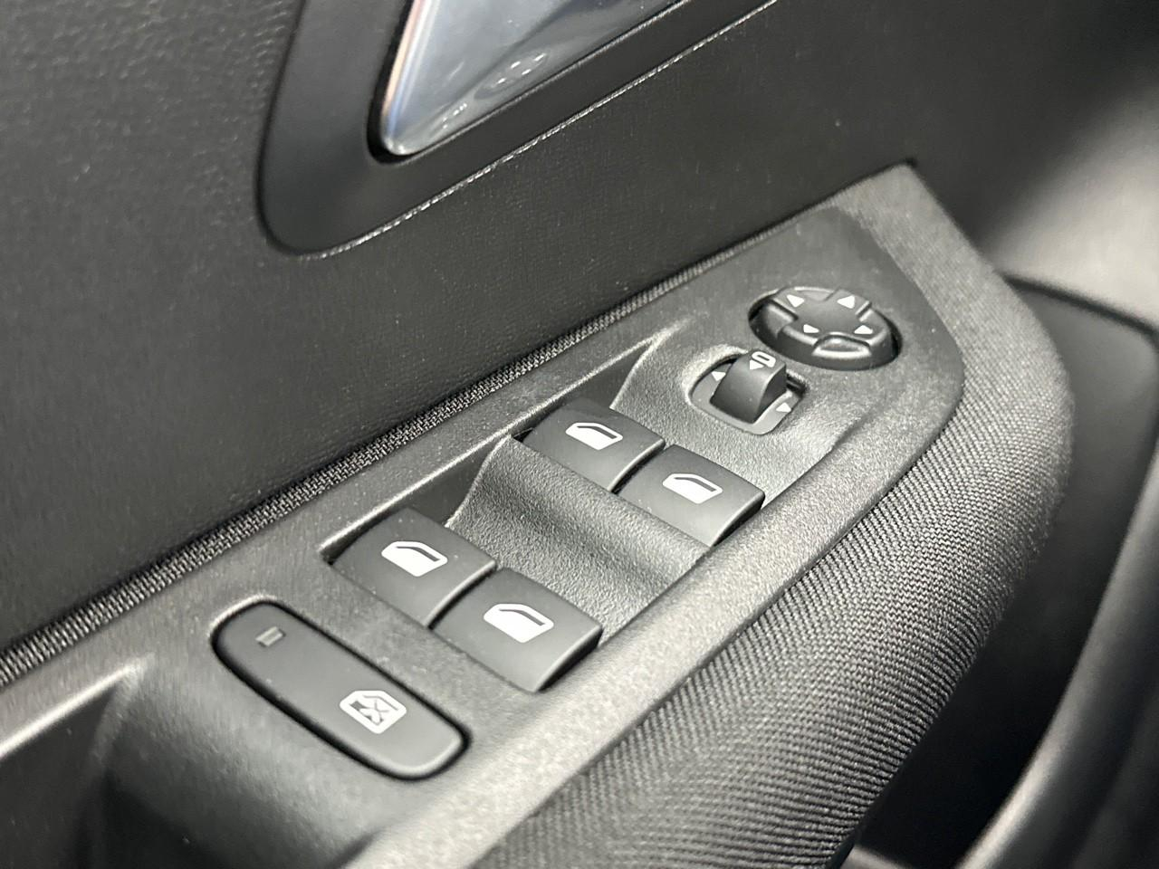 Peugeot 208 electrique 50 kwh 136ch like — photo 15