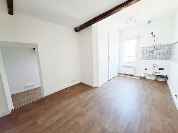 Centre ville, studio 20 m2 utiles (au sol)