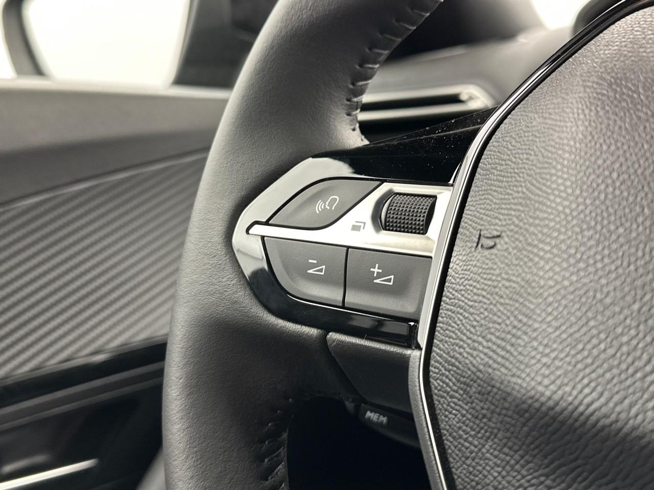 Peugeot 2008 100 s&s bvm6 allure — photo 17