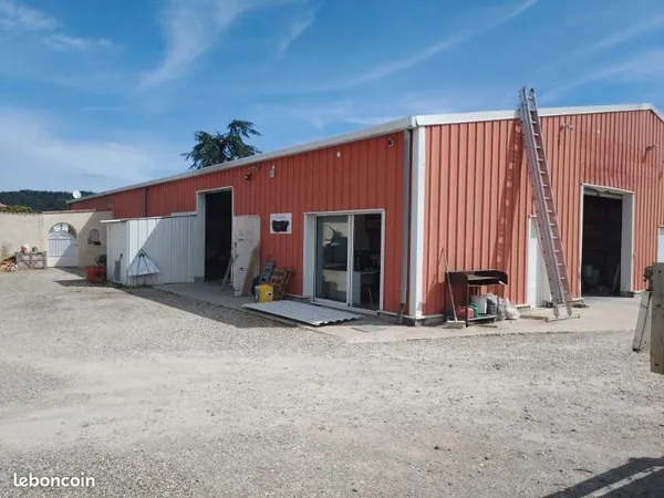 Vend dépôt 242m2 + appartement de 80m2