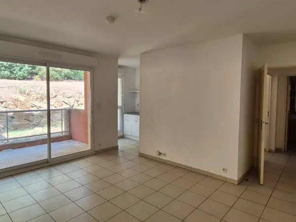NÎMES COURBESSAC - P3 57 m² - TERRASSE - GARAGE + PARKING - DPE C