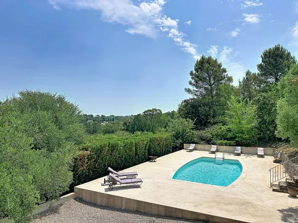 Proche du village de Lorgues avec vue degagee et piscine