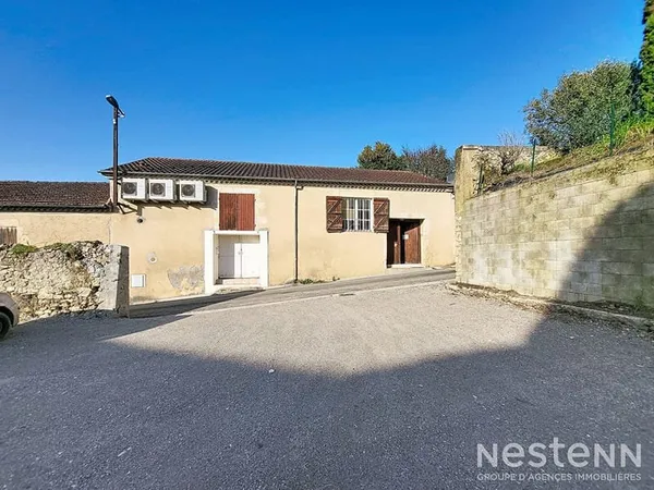 À vendre, bâtiment de plain-pied de 220 m² au coeur du centre-ville historique de Condom, à proximit