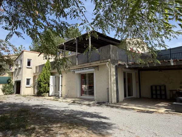 Maison comprenant deux logements sur 1633 m2 de terrain Vill