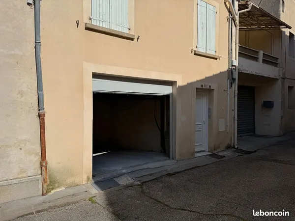 Parking/box 1 pièce 38 m²