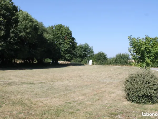 Terrain viabilisé proche de Ruffec libre de constructeur