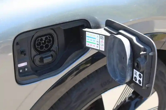 Renault Megane e-tech ev60 220 ch super charge — photo 17