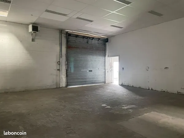 Local de stockage 113 m² avec porte sectionnelle électrique - Au FORUM à Anglet / Bayonne - BAB Bail