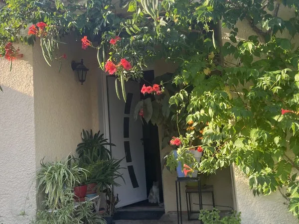 Loue chambre dans villa avec jardin