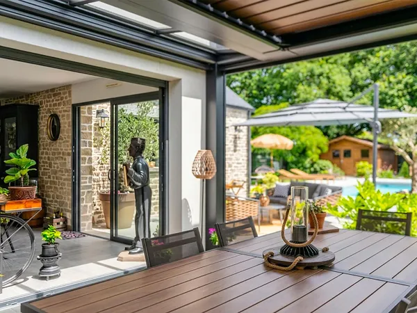 Plain-pied contemporain et sa piscine azur