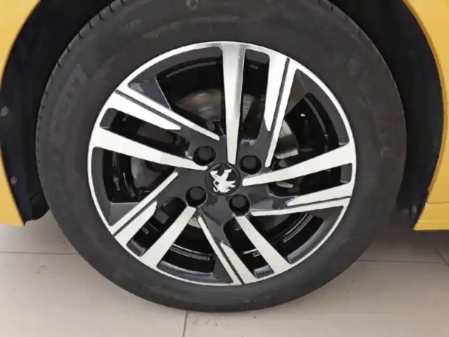 Peugeot 208 puretech 100 s&amp;s bvm6 — photo 13