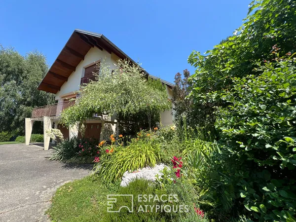 Maison seventies avec jardin arboré