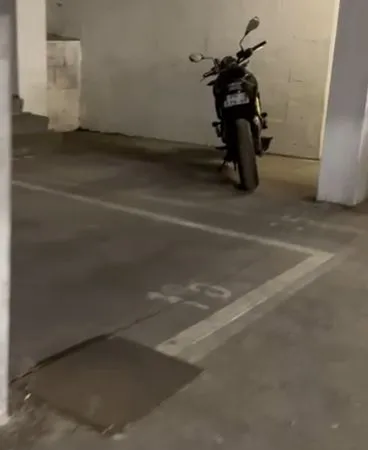 Parking moto 64 rue du Palais Gallien