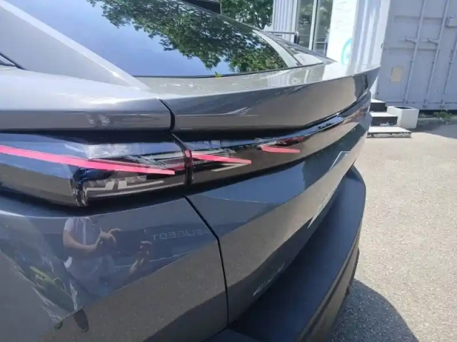 Peugeot 408 plug-in hybrid 240 ch e-dcs7 — photo 17