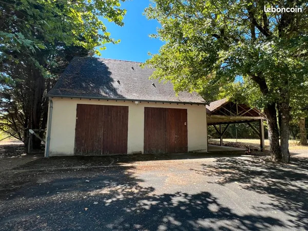 Grand garage / stockage 139 m² - accès sécurisé - carport en option 450 / mois charges comprises