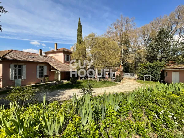 Ensemble immobilier de plus 582 m² avec annexe, Abbaye et garage sur 2.3 hectares de terrain