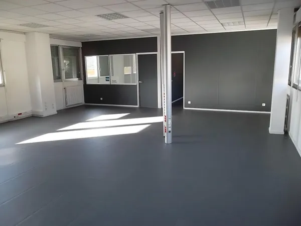 LOCAL COMMERCIAL TYPE BUREAUX avec GRAND PARKING ACCES AUTOROUTE