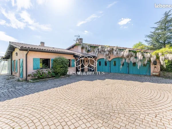Maison 7 pièces 250 m²