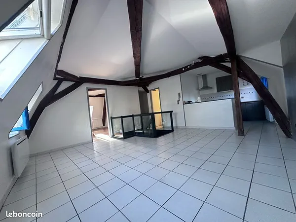 T2 plein de charme 50m2 poutres apparentes 900 m de l'isat