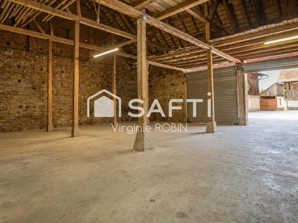 Propriété réhabilitée proposant de vastes hangars et 3 appartements indépendants