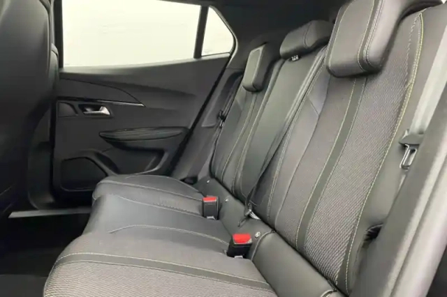 Peugeot 2008 hybrid 145 e-dcs6 — photo 14