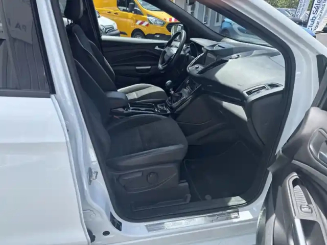 Ford Kuga 2.0 tdci 150ch stop&amp;start st-line 4x2 — photo 27