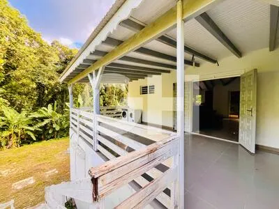 Haut de villa T3 - 106 m2 - 2 Terrasses - Jardin - Parking - Le Moule