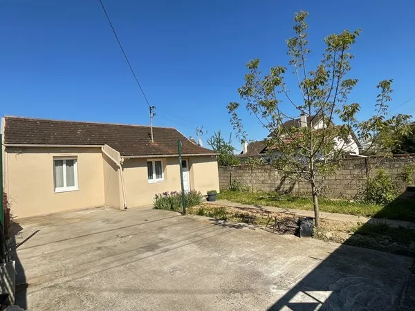 Maison de plain-pied 2 chambres avec jardin et dépendance