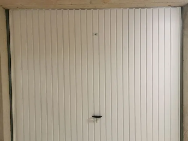A louer: Garage fermé en sous sol