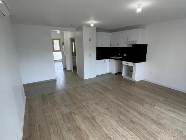 F2 premier étage avec Loggia