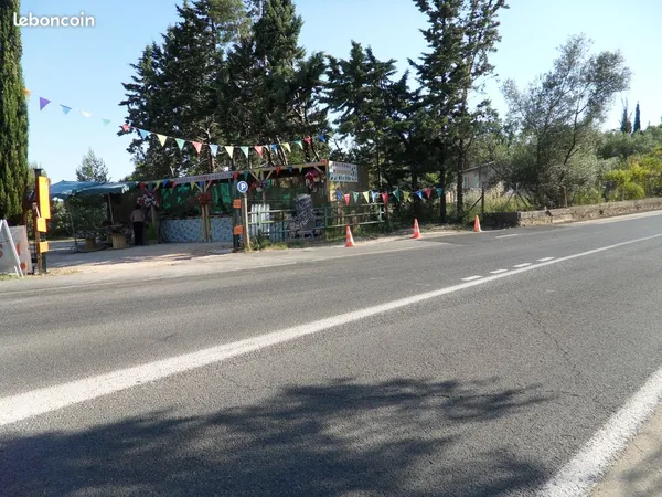 Commerce bord route avec parking prive