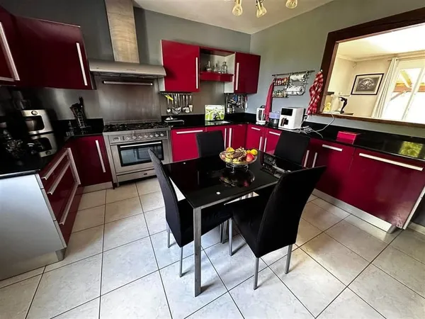 Maison avec deux parties habitables sur beau parc de 3000m²