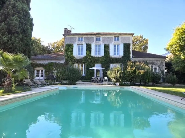 Elégante maison de maître au charme authentique, avec piscine, tranquillité et un vaste jardin, en p
