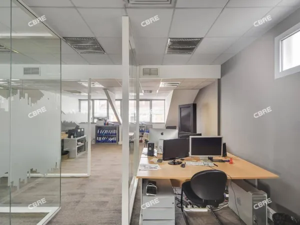 Bureau 568 m²