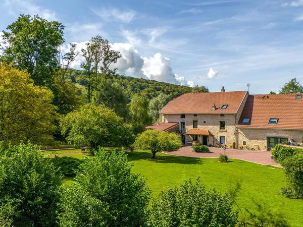 Vends demeure - 440 m² - 10 pièces, 7 chambres - Comberjon 70000