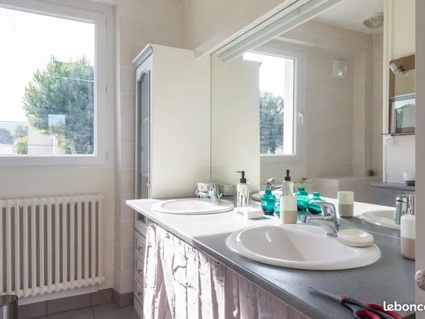 Grande chambre dans belle maison avec Pk et jardin
