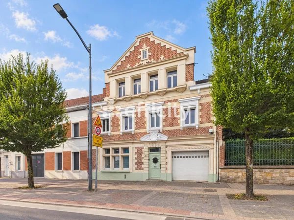Maison 8 pièces 256 m²